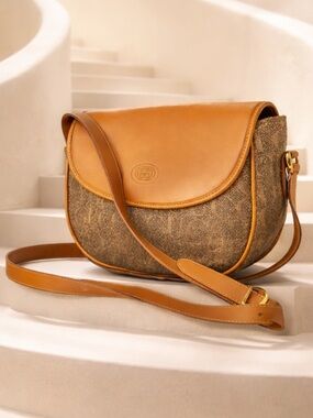 Gucci Vintage Tan dGG Logo MONOGRAM Canvas Leather Crossbody Bag.